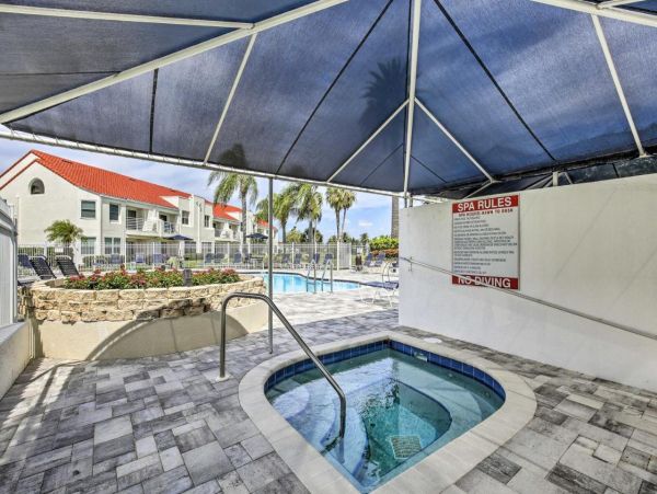 Charming 2 Bedroom Condo Sleeps 6 Guests in St. Petersburg