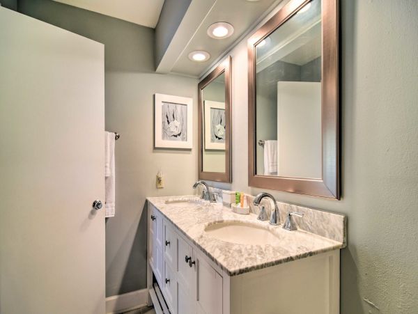 Charming 2 Bedroom Condo Sleeps 6 Guests in St. Petersburg