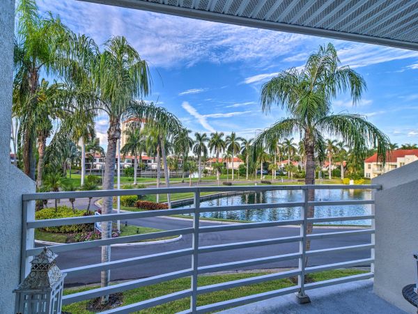 Charming 2 Bedroom Condo Sleeps 6 Guests in St. Petersburg