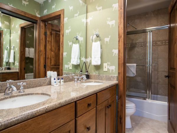Master en suite bath with double vanity and private tub/shower.