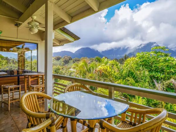 Beautiful Vacation Home with Pool & Spa in Princeville Sleeps 8