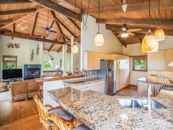 Beautiful Vacation Home with Pool & Spa in Princeville Sleeps 8