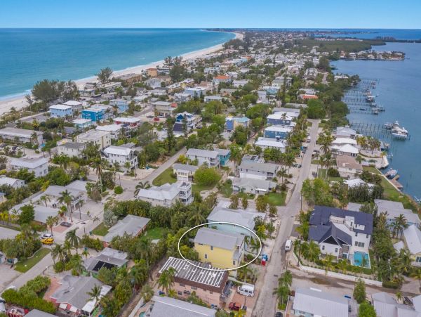 Bradenton Beach 6 Bedroom Vacation Home Walk to Beach