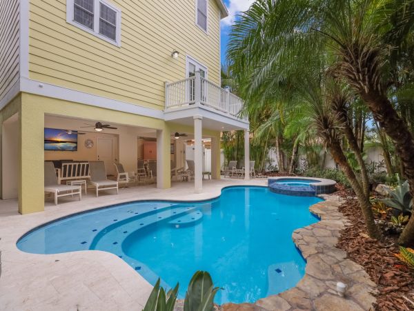 Bradenton Beach 6 Bedroom Vacation Home Walk to Beach