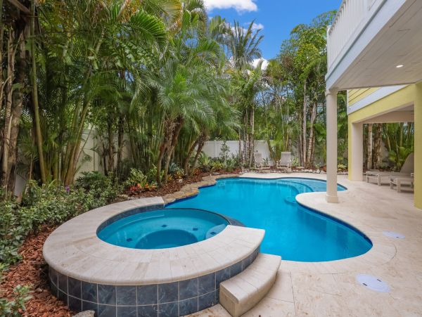 Bradenton Beach 6 Bedroom Vacation Home Walk to Beach