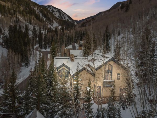 Luxury Home .25 miles to the Village on Shuttle route