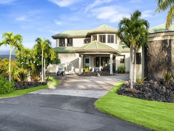 Luxury Waimea Vacation Pool Home Five Bedroom Short Walk to Beach