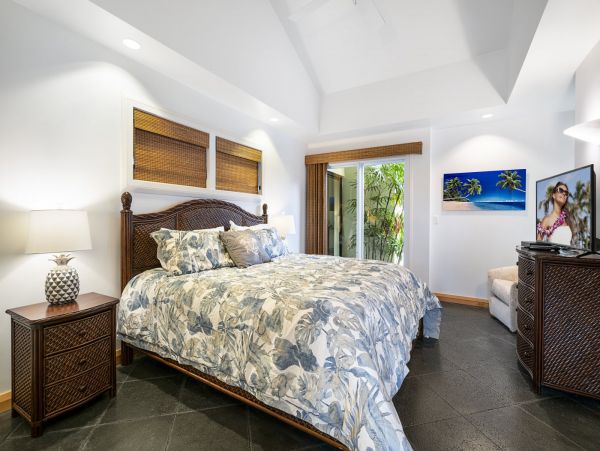 Luxury Waimea Vacation Pool Home Five Bedroom Short Walk to Beach