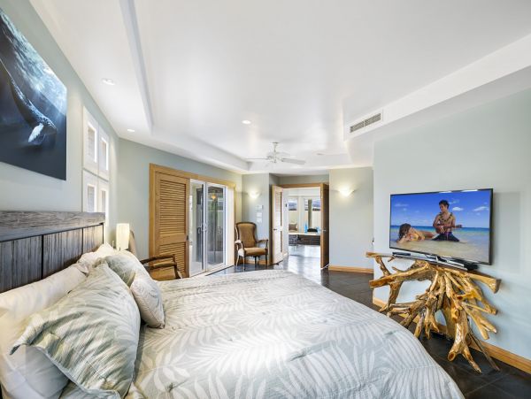 Luxury Waimea Vacation Pool Home Five Bedroom Short Walk to Beach