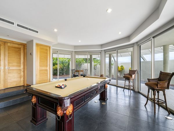 Luxury Waimea Vacation Pool Home Five Bedroom Short Walk to Beach