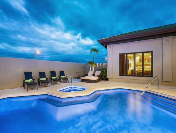 Luxury Waimea Vacation Pool Home Five Bedroom Short Walk to Beach