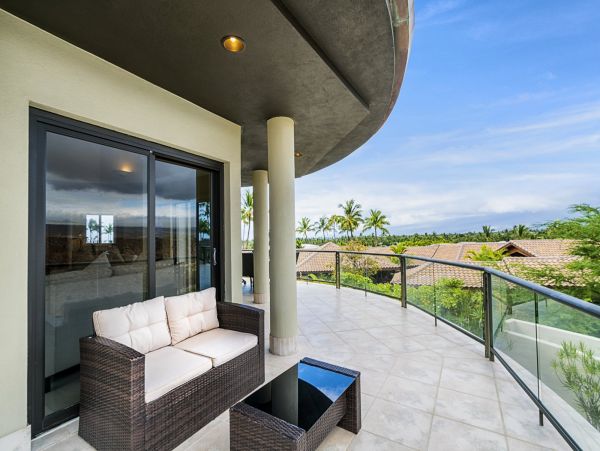 Luxury Waimea Vacation Pool Home Five Bedroom Short Walk to Beach