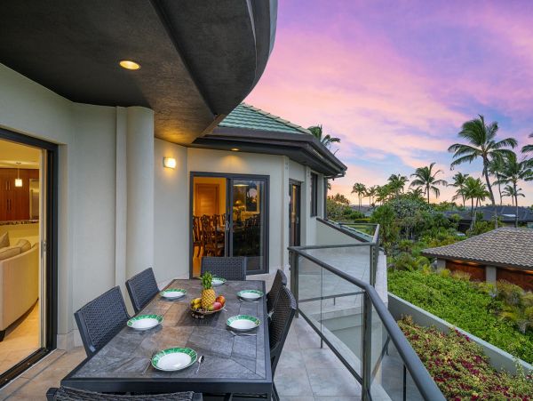 Luxury Waimea Vacation Pool Home Five Bedroom Short Walk to Beach