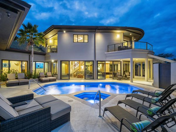 Luxury Waimea Vacation Pool Home Five Bedroom Short Walk to Beach