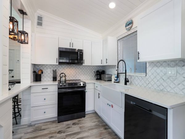 Two Bedroom Vacation Beach Condo in Holmes Beach Sleeps 6