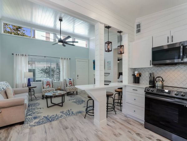 Two Bedroom Vacation Beach Condo in Holmes Beach Sleeps 6
