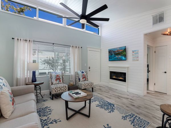 Two Bedroom Vacation Beach Condo in Holmes Beach Sleeps 6