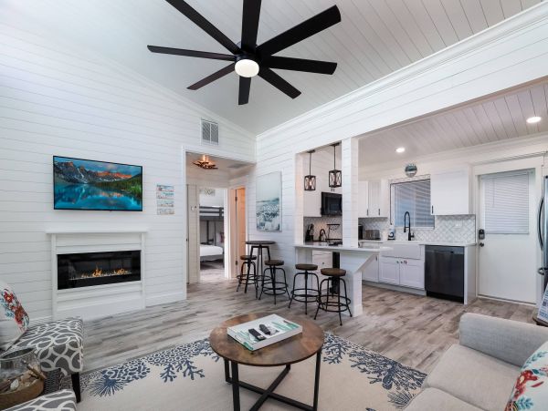 Two Bedroom Vacation Beach Condo in Holmes Beach Sleeps 6