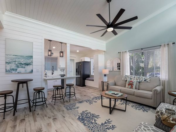 Two Bedroom Vacation Beach Condo in Holmes Beach Sleeps 6