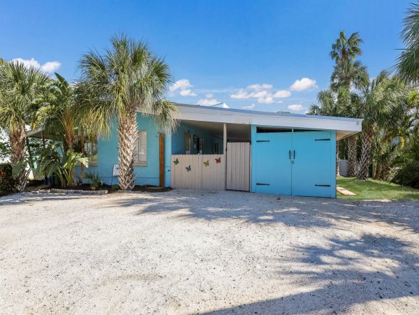Two Bedroom Vacation Beach Condo in Holmes Beach Sleeps 6