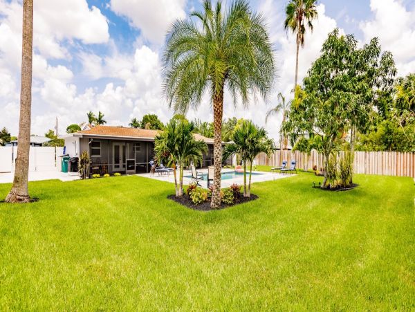 Two Bedroom Charming Vacation Duplex in Naples Sleeps 4