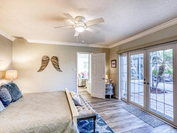 Gorgeous Waterfront 4 Bedroom Home Close to Beach
