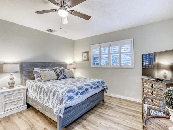 Gorgeous Waterfront 4 Bedroom Home Close to Beach
