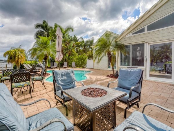 Gorgeous Waterfront 4 Bedroom Home Close to Beach