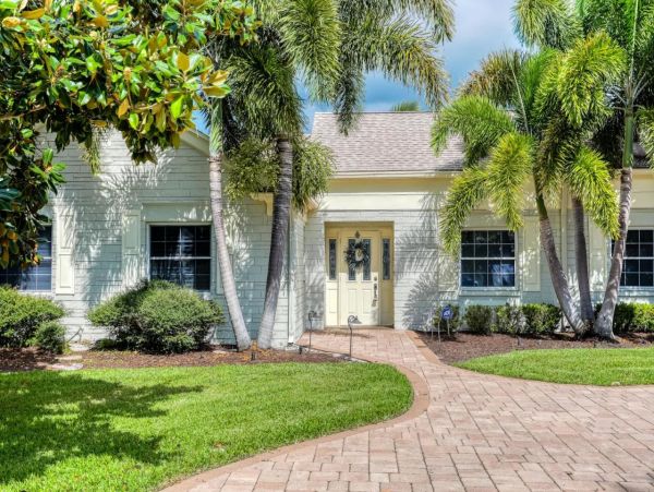 Gorgeous Waterfront 4 Bedroom Home Close to Beach