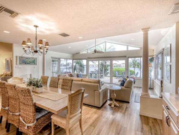 Gorgeous Waterfront 4 Bedroom Home Close to Beach