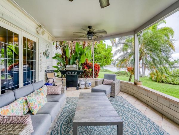 Gorgeous Waterfront 4 Bedroom Home Close to Beach