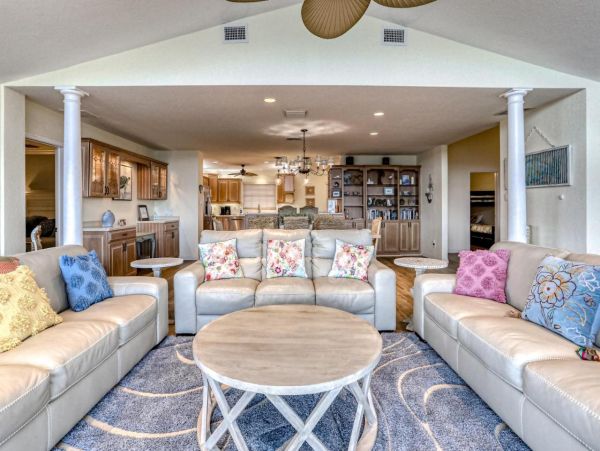 Gorgeous Waterfront 4 Bedroom Home Close to Beach