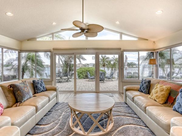Gorgeous Waterfront 4 Bedroom Home Close to Beach