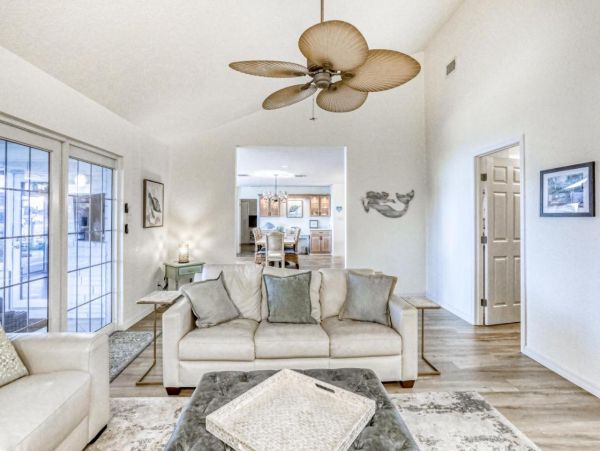 Gorgeous Waterfront 4 Bedroom Home Close to Beach