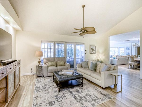 Gorgeous Waterfront 4 Bedroom Home Close to Beach