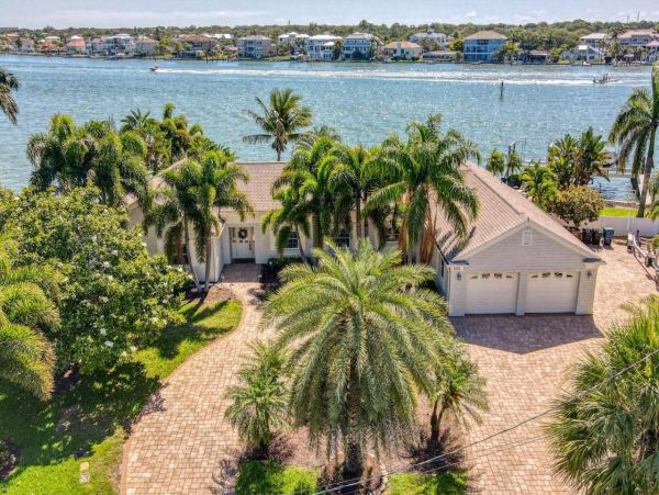Gorgeous Waterfront 4 Bedroom Home Close to Beach