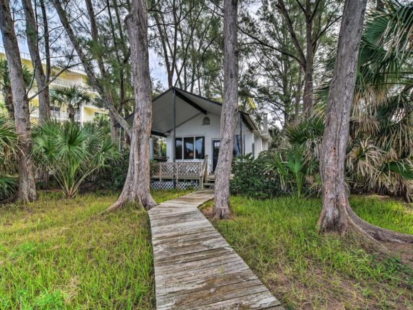 Beach front Indian Rocks Vacation rental with 4 Bedroom & 2 Bathrooms