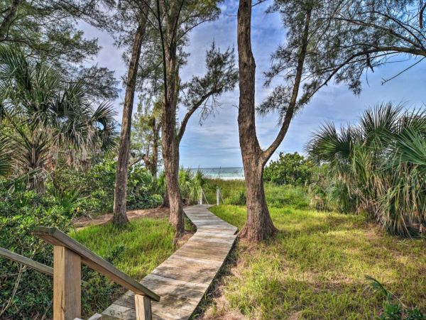 Beach front Indian Rocks Vacation rental with 4 Bedroom & 2 Bathrooms