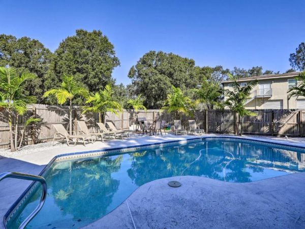 Largo Florida Vacation Home Four Bedrooms Sleeps 18 Guests