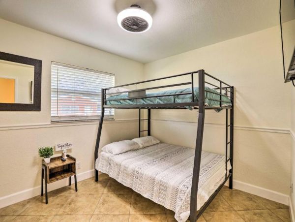 Largo Florida Vacation Home Four Bedrooms Sleeps 18 Guests