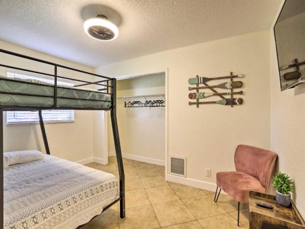 Largo Florida Vacation Home Four Bedrooms Sleeps 18 Guests