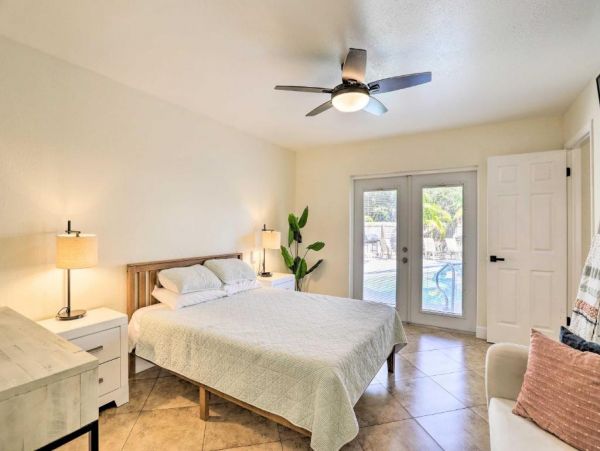 Largo Florida Vacation Home Four Bedrooms Sleeps 18 Guests