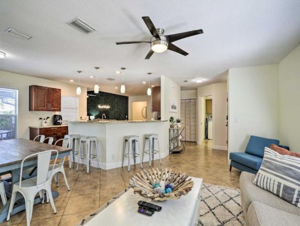Largo Florida Vacation Home Four Bedrooms Sleeps 18 Guests