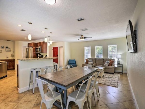 Largo Florida Vacation Home Four Bedrooms Sleeps 18 Guests