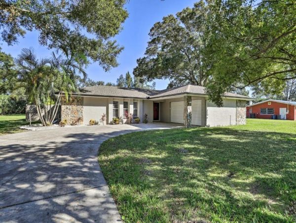 Largo Florida Vacation Home Four Bedrooms Sleeps 18 Guests