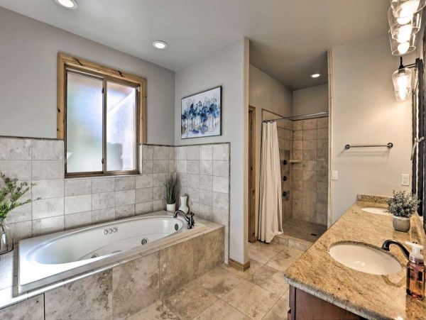 Luxury Silverthorne Cabin with Great Indoor & Outdoor Space