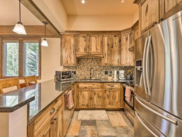 Homely & Spacious 4 Bedroom Rental Ideal Location for All Seasons!