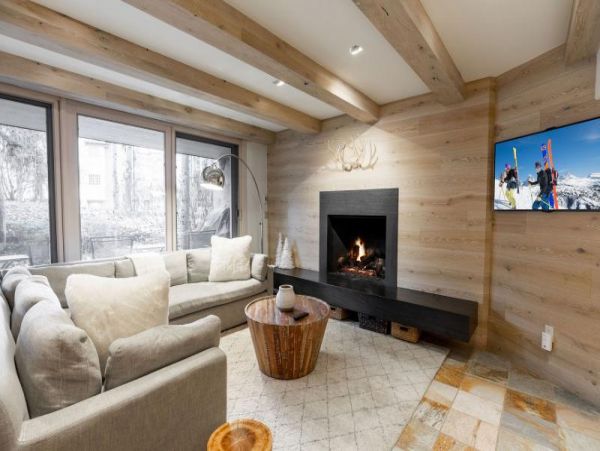 1st floor overlooking Ski slopes and Vail Village