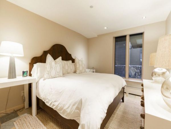 1st floor overlooking Ski slopes and Vail Village