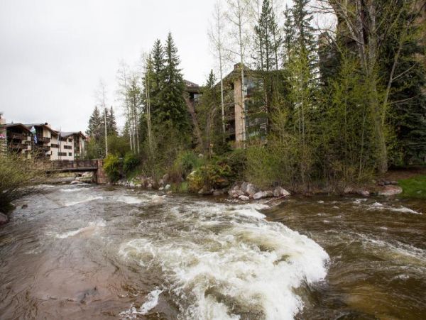 1st floor overlooking Ski slopes and Vail Village